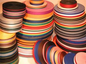 為什么丙綸長(cháng)絲制成的地毯受歡迎？